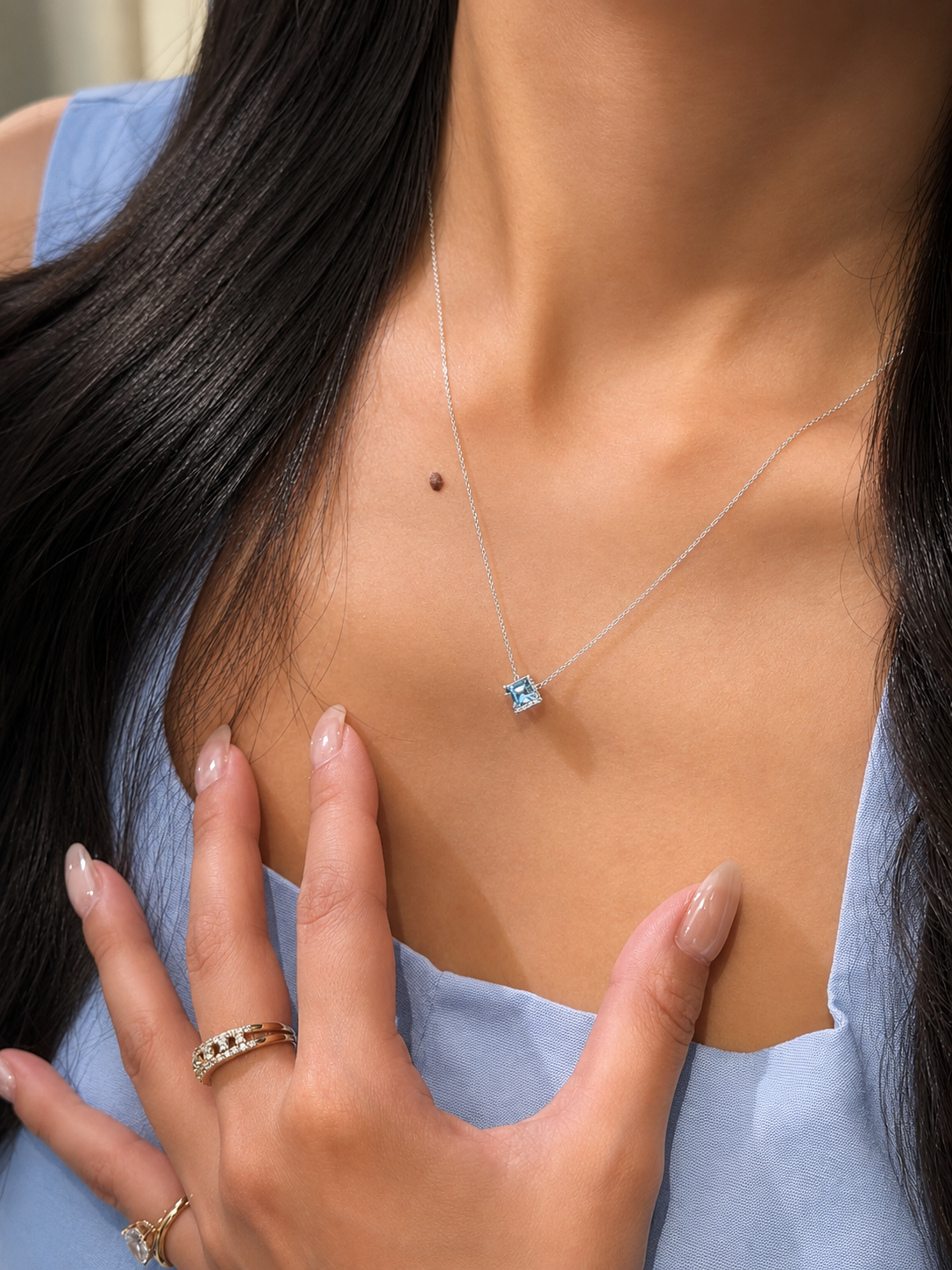 0.6ct aquamarine pendant necklace in white gold, worn on model – Fantasilvia Fine Jewelry