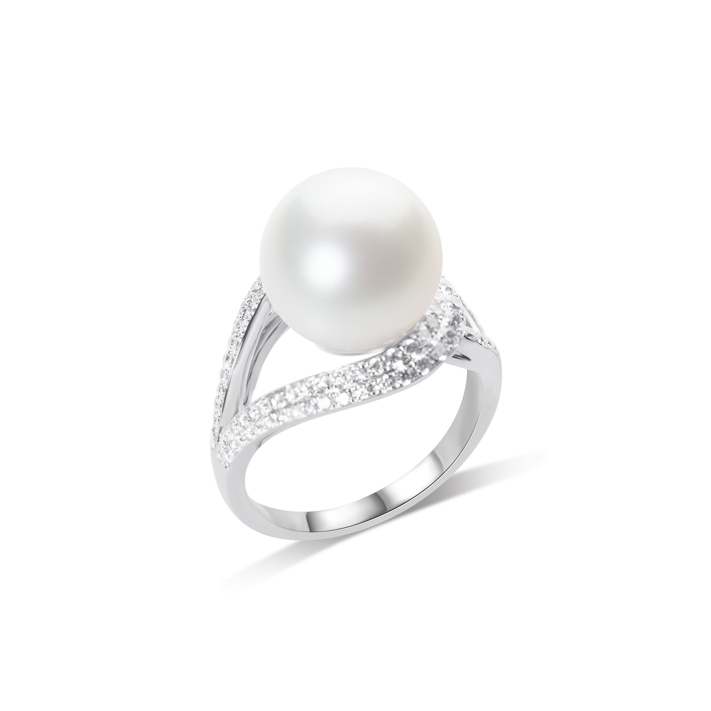 Luminous crest South Sea pearl ring with natural pearl and diamonds by Fantasilvia Fine Jewelry.