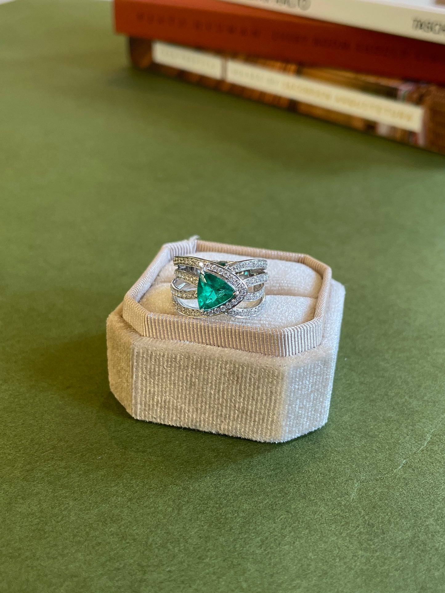 Bague à quatre anneaux en émeraude taille trillion