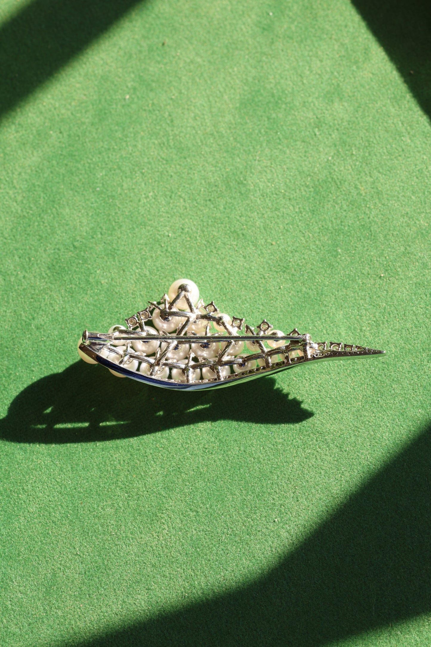 Broche bateau à voile en perles Akoya 18 carats