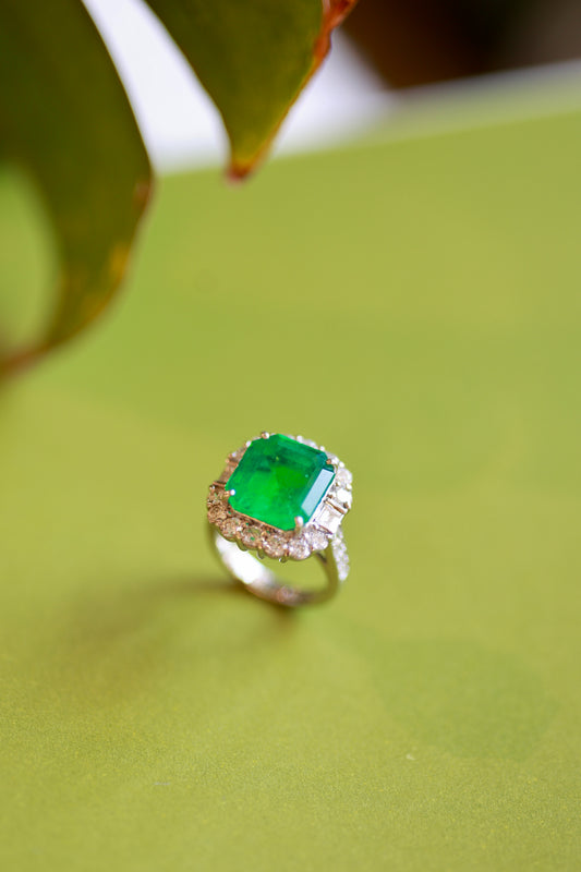 Aurora Emerald Majesty Ring