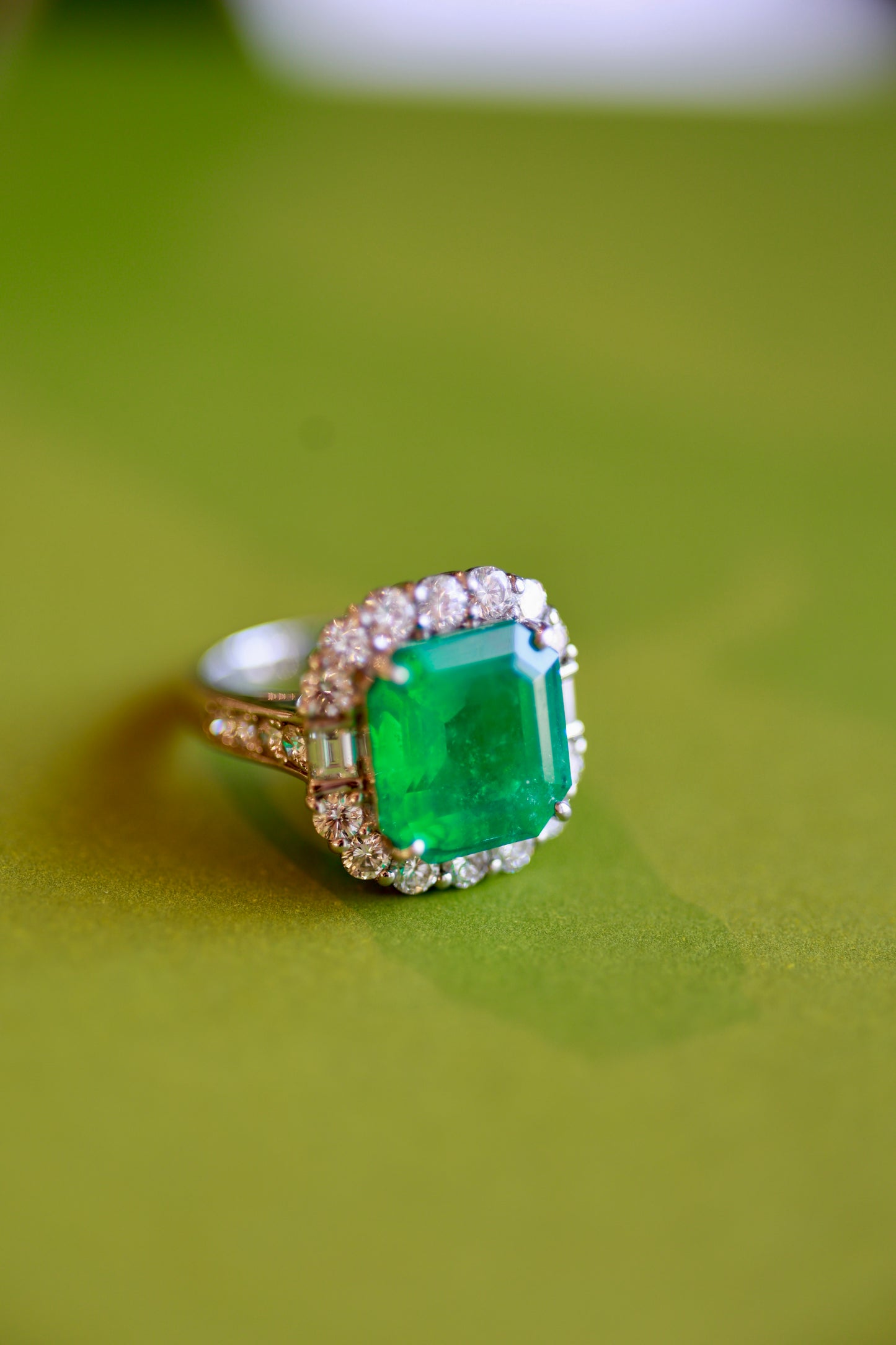 Aurora Emerald Majesty Ring