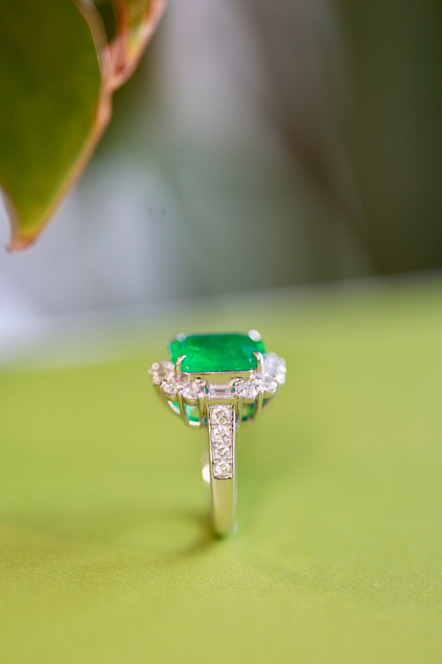 Aurora Emerald Majesty Ring