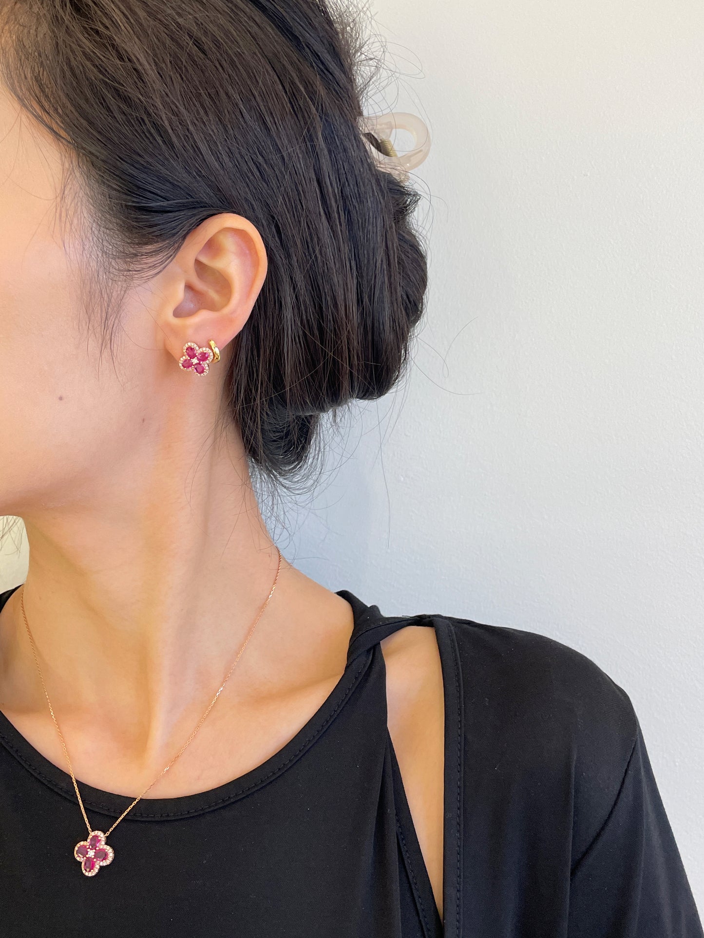 Collier en rubis naturel et trèfle porte-bonheur