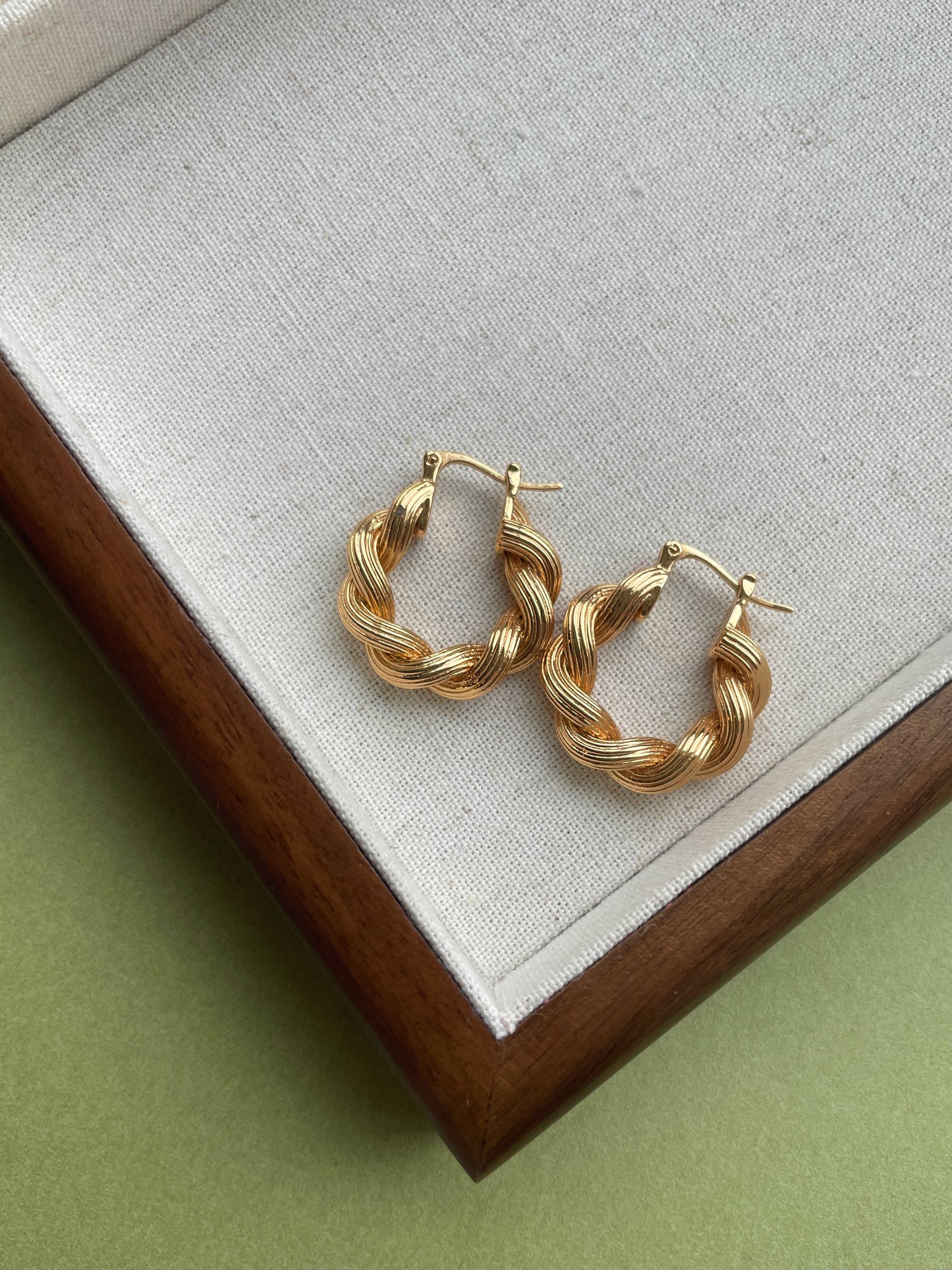 18K Assisi Twist Huggies
