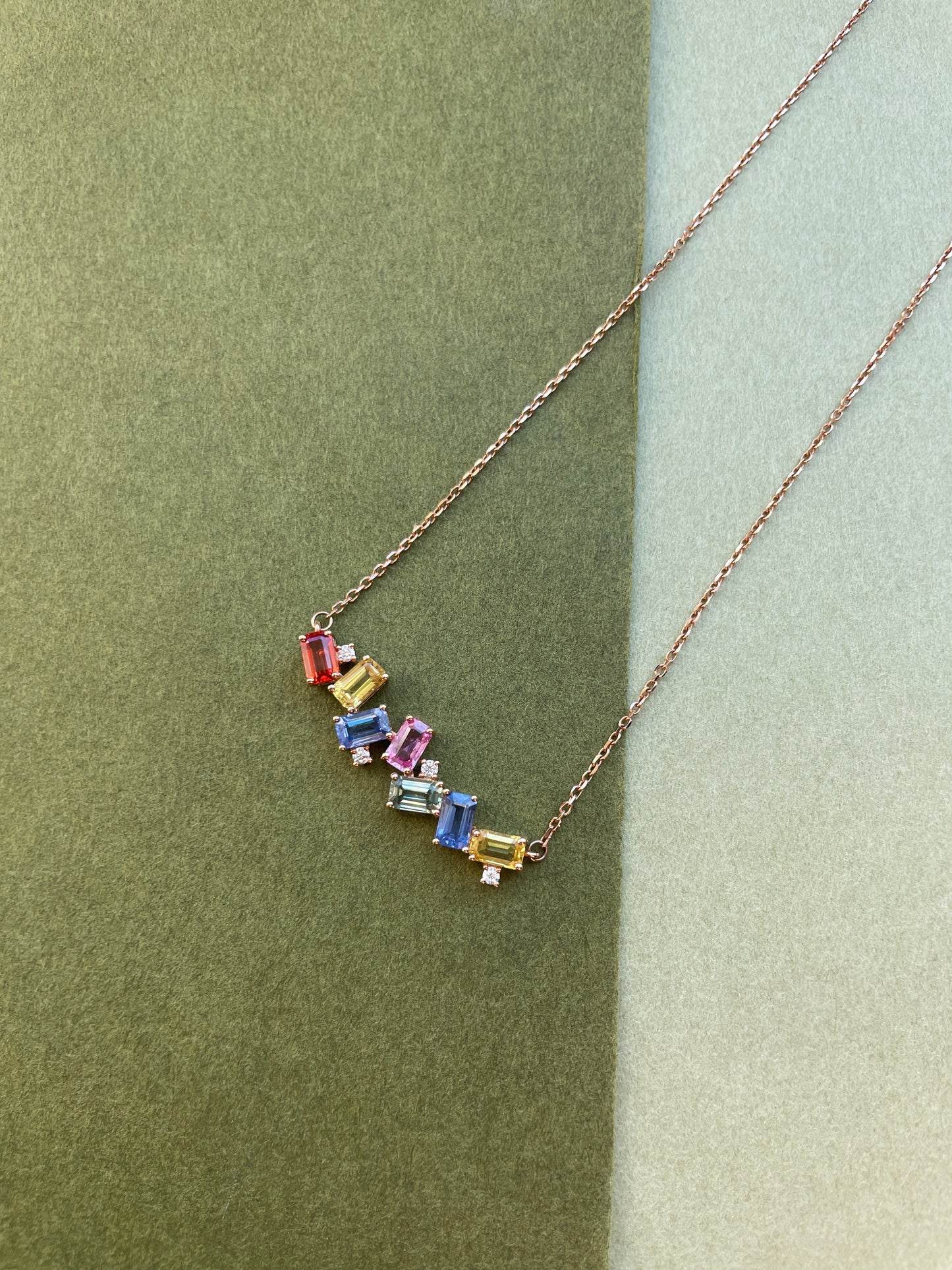 Collier de tennis en saphir arc-en-ciel