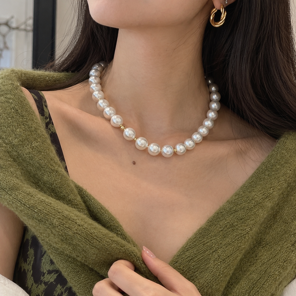 18K gold baroque pearl necklace featuring luminous white baroque pearls accented with delicate gold spacer beads for a refined, contemporary statement look.