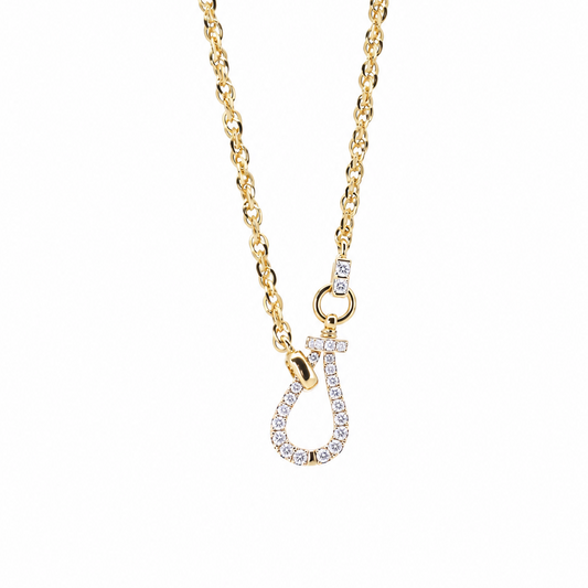 18K yellow gold link chain necklace featuring a diamond pavé horseshoe-shaped versatile clasp lock, isolated on a white background.