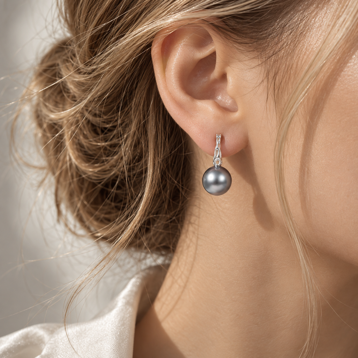 18K white gold drop earring featuring a lustrous gray pearl suspended from an elegant openwork filigree design.