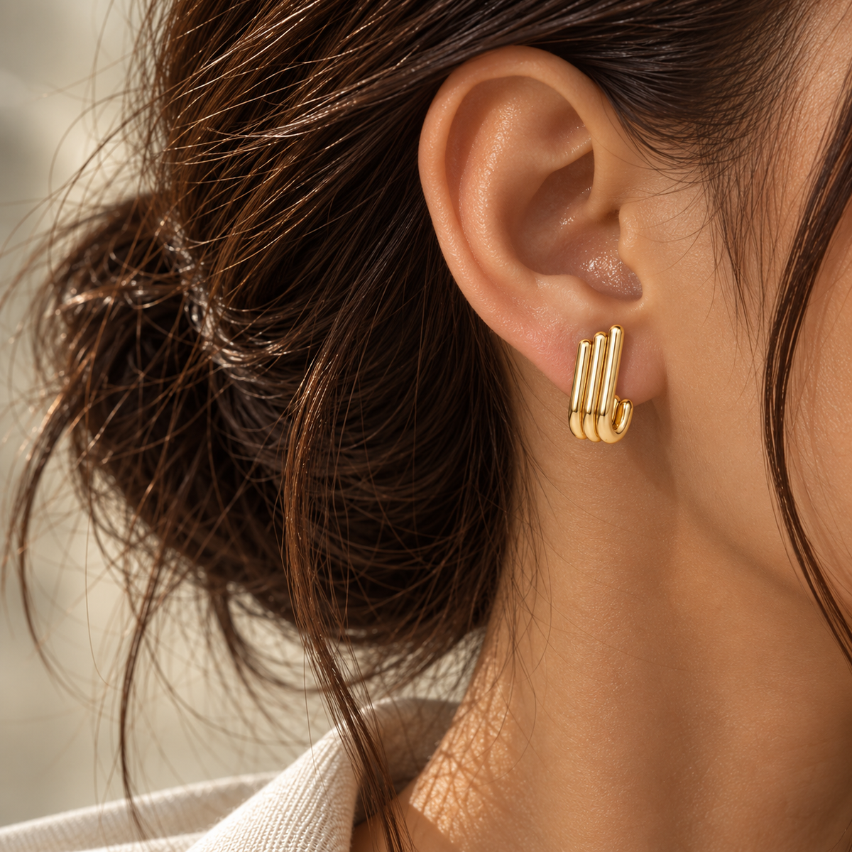 18K yellow gold Note Earrings featuring a sleek sculptural line design with a polished finish, lightweight for elegant everyday wear.