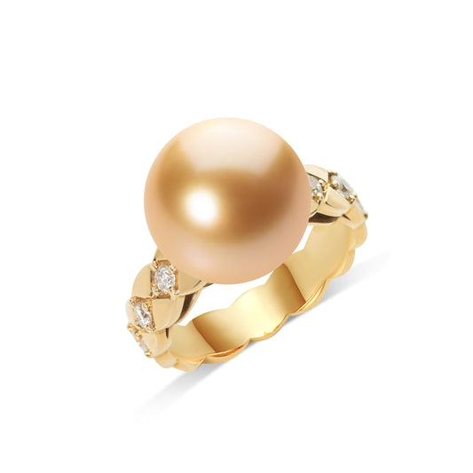 South Sea golden pearl ring in fine gold by Fantasilvia Fine Jewelry.
