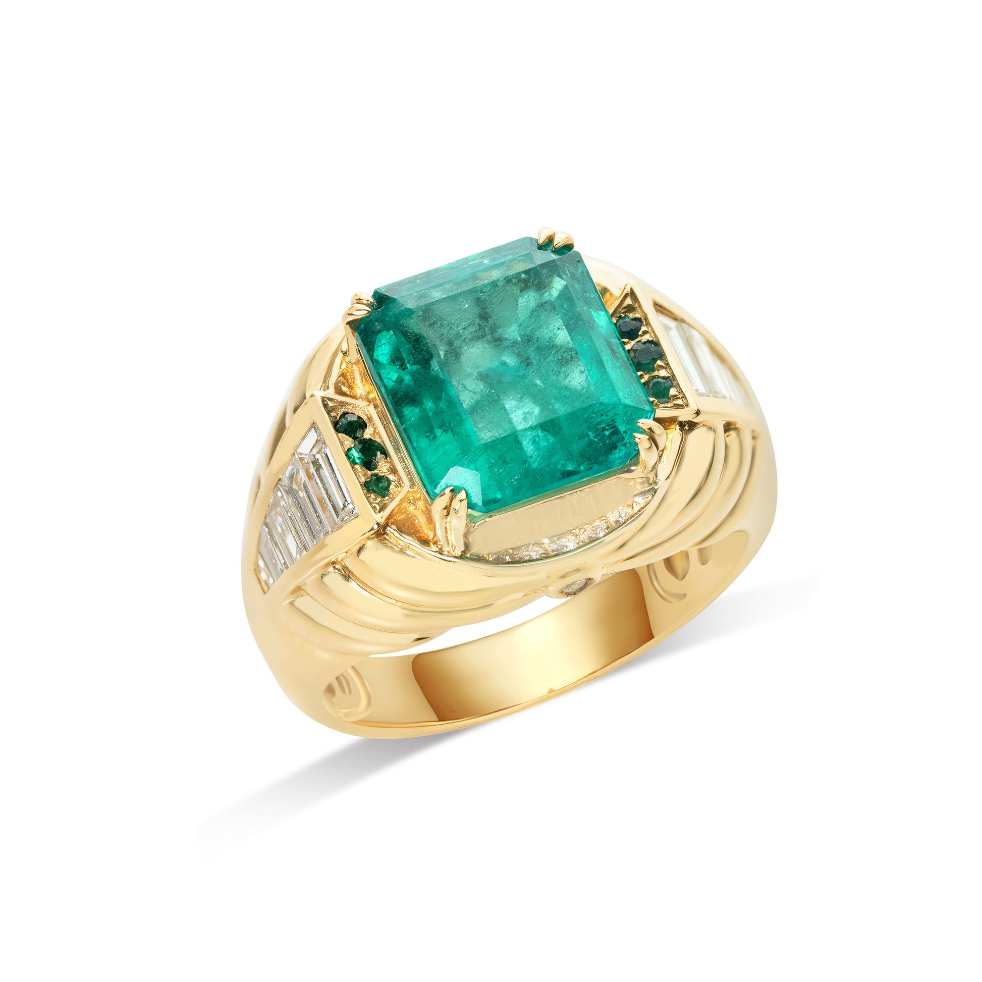 Natural Colombian Muzo emerald ring in fine gold by Fantasilvia Fine Jewelry.
