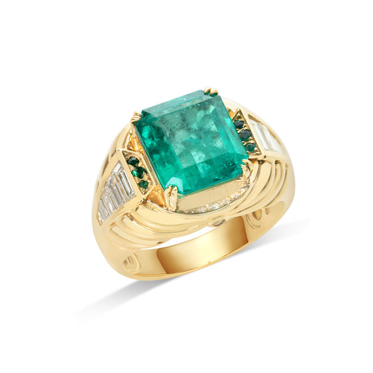 Natural Colombian Muzo emerald ring in fine gold by Fantasilvia Fine Jewelry.
