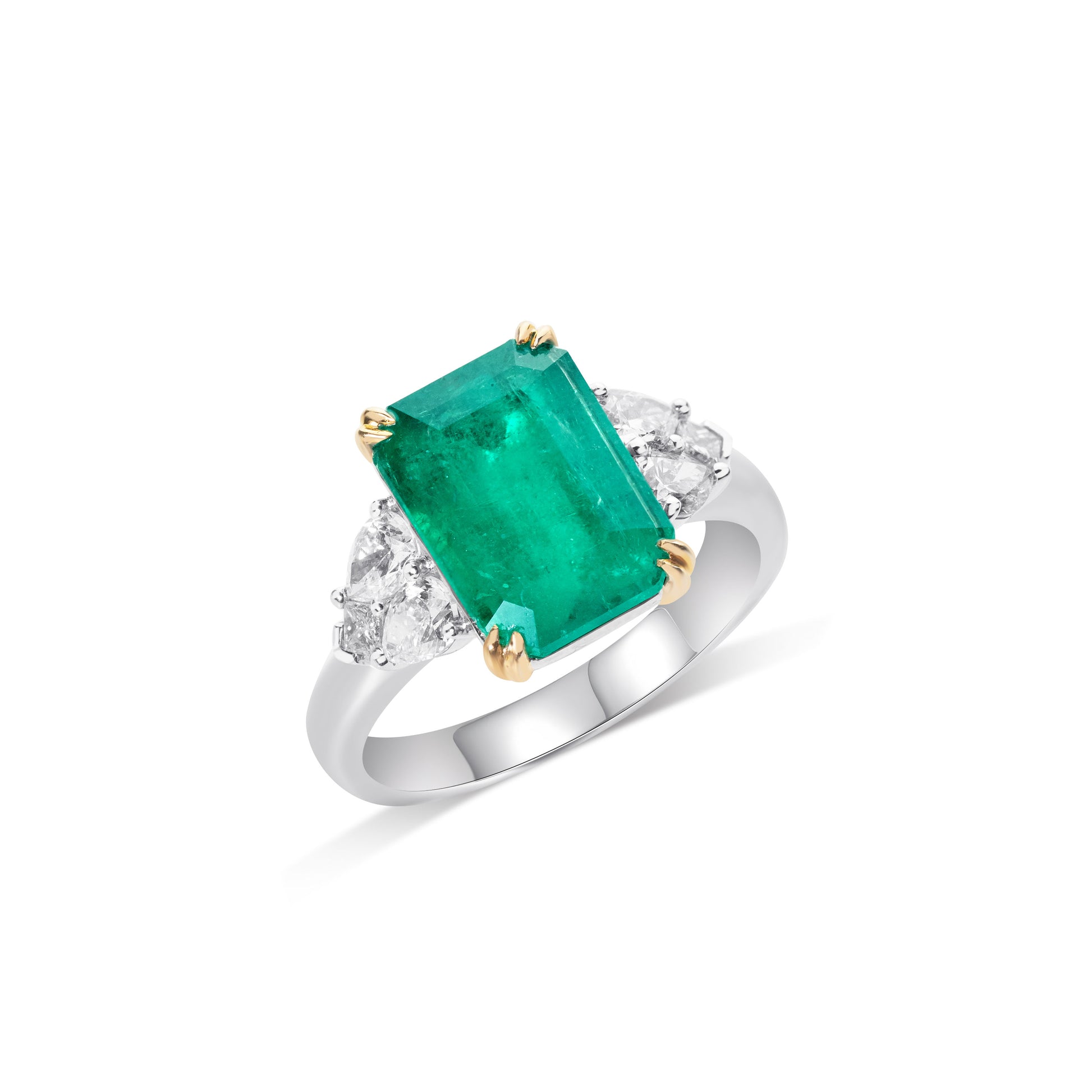 Natural Colombian emerald ring in fine gold by Fantasilvia Fine Jewelry.
