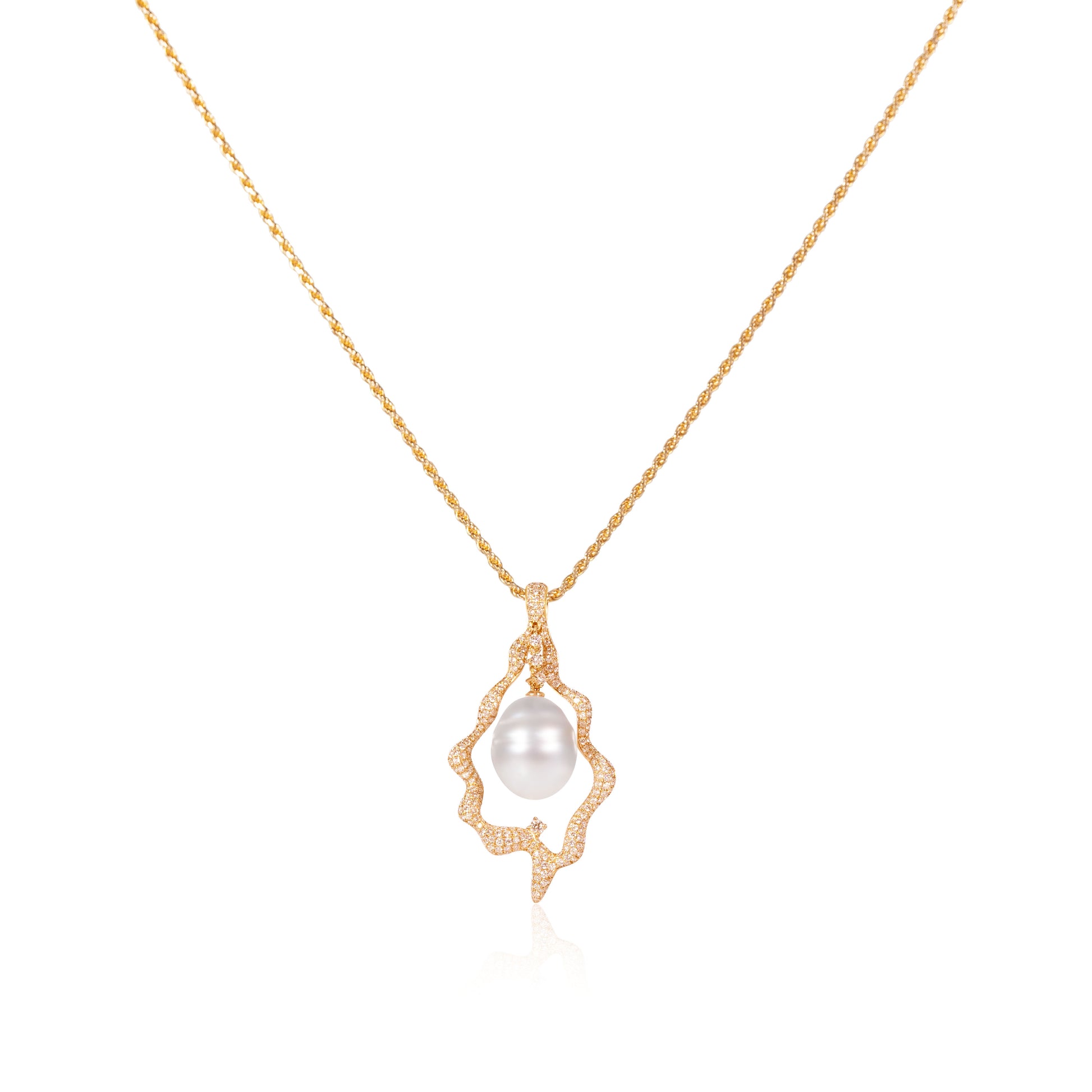 Natural diamond and baroque pearl pendant in fine gold by Fantasilvia Fine Jewelry.
