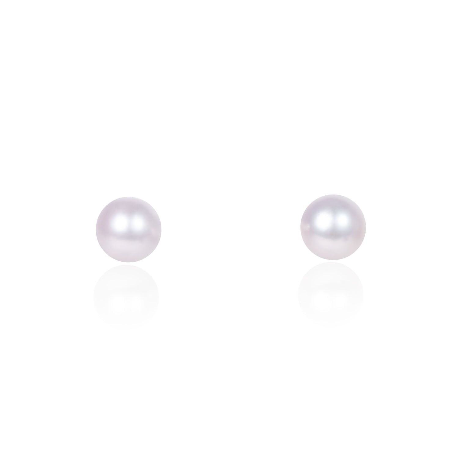 Akoya pearl stud earrings in fine gold by Fantasilvia Fine Jewelry.
