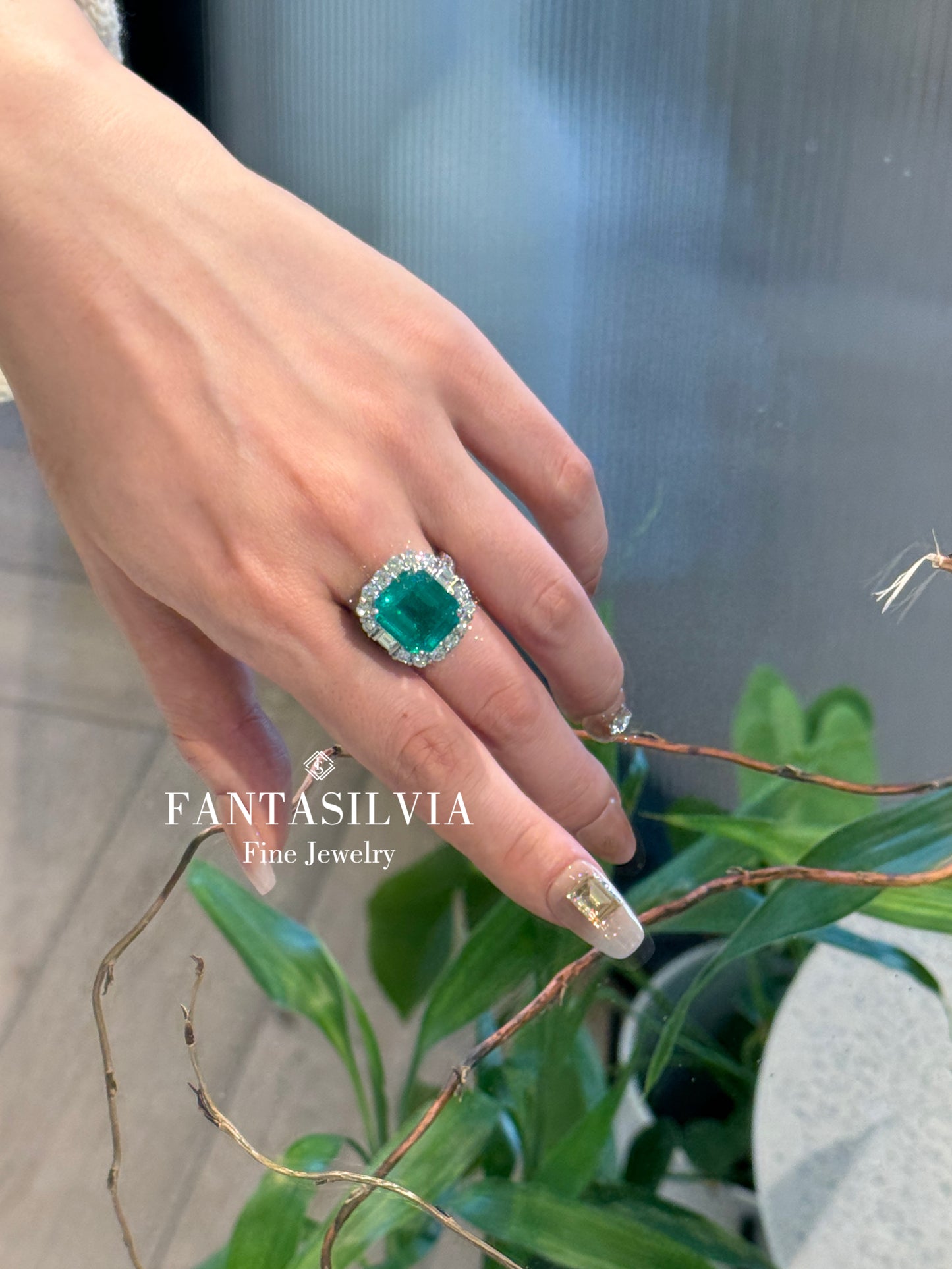 Aurora Emerald Majesty Ring
